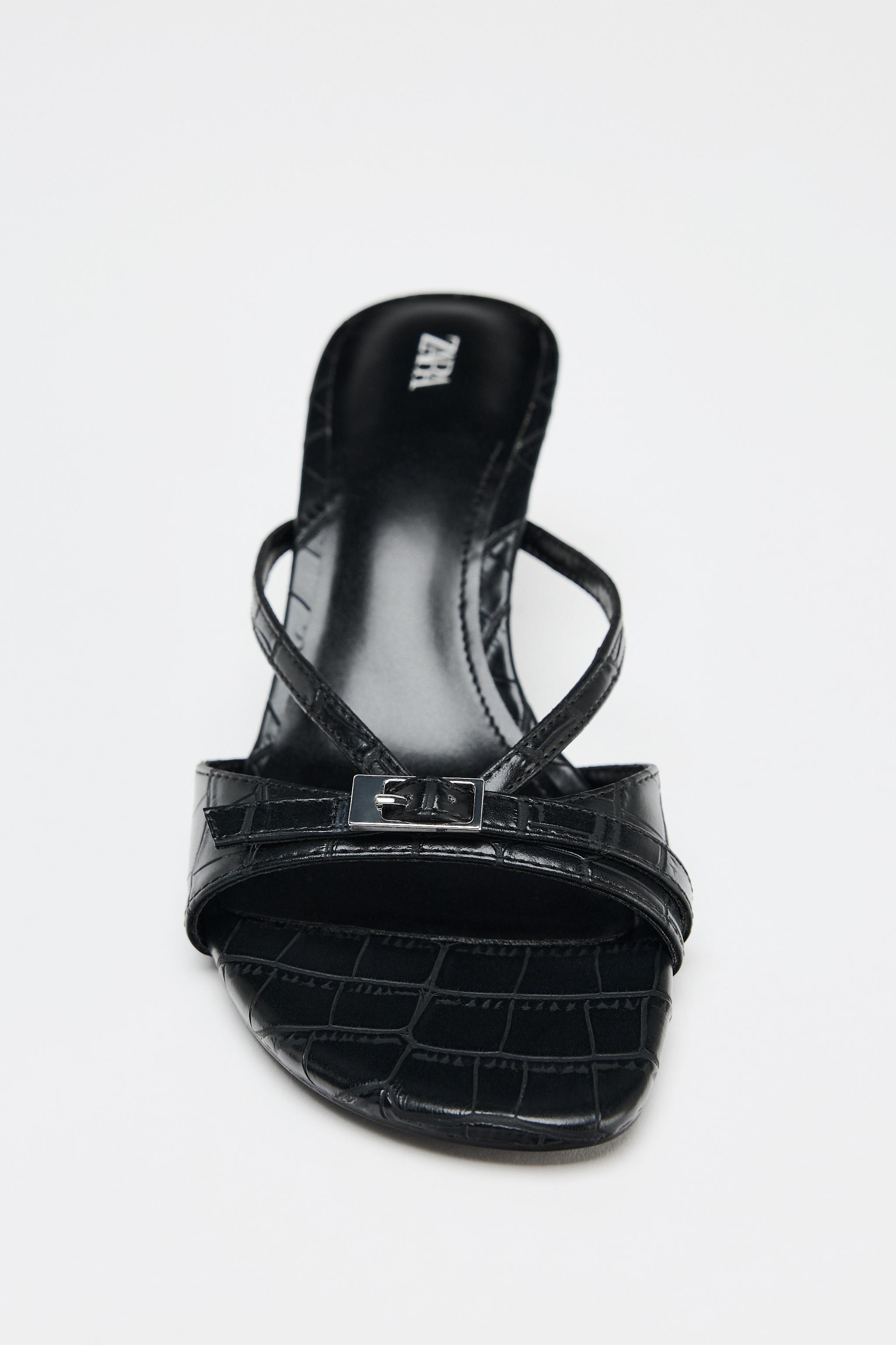 【ZARA】バックル付きレリーフハイヒールサンダル |3316/510/800 バックル付きレリーフハイヒールサンダル - ブラック | ZARA