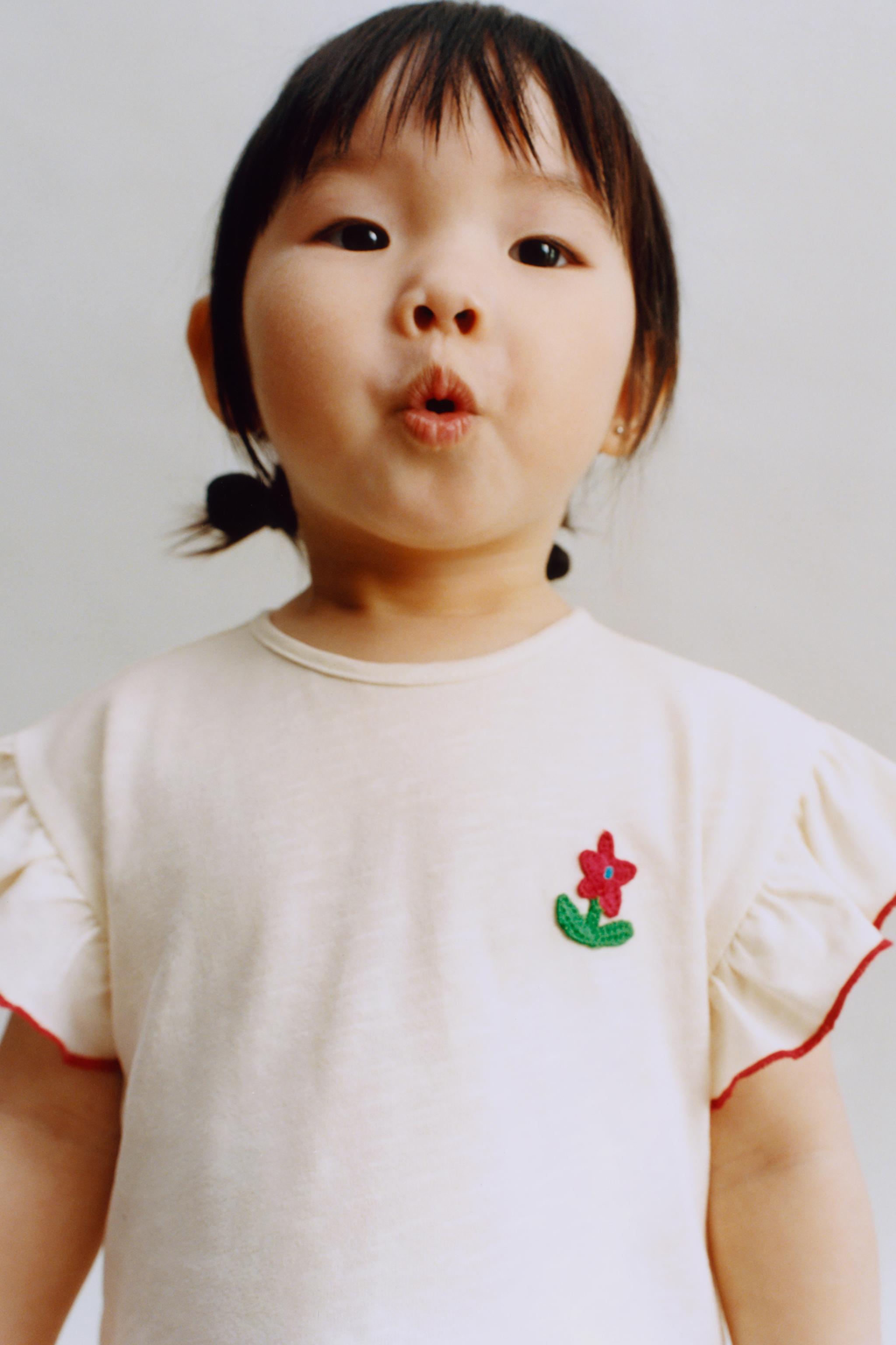 [ ] Flower Applique Logo T-shirt ★大人気★ TEXT AND FLOWER APPLIQUÉ T-SHIRT - White | ZARA Canada