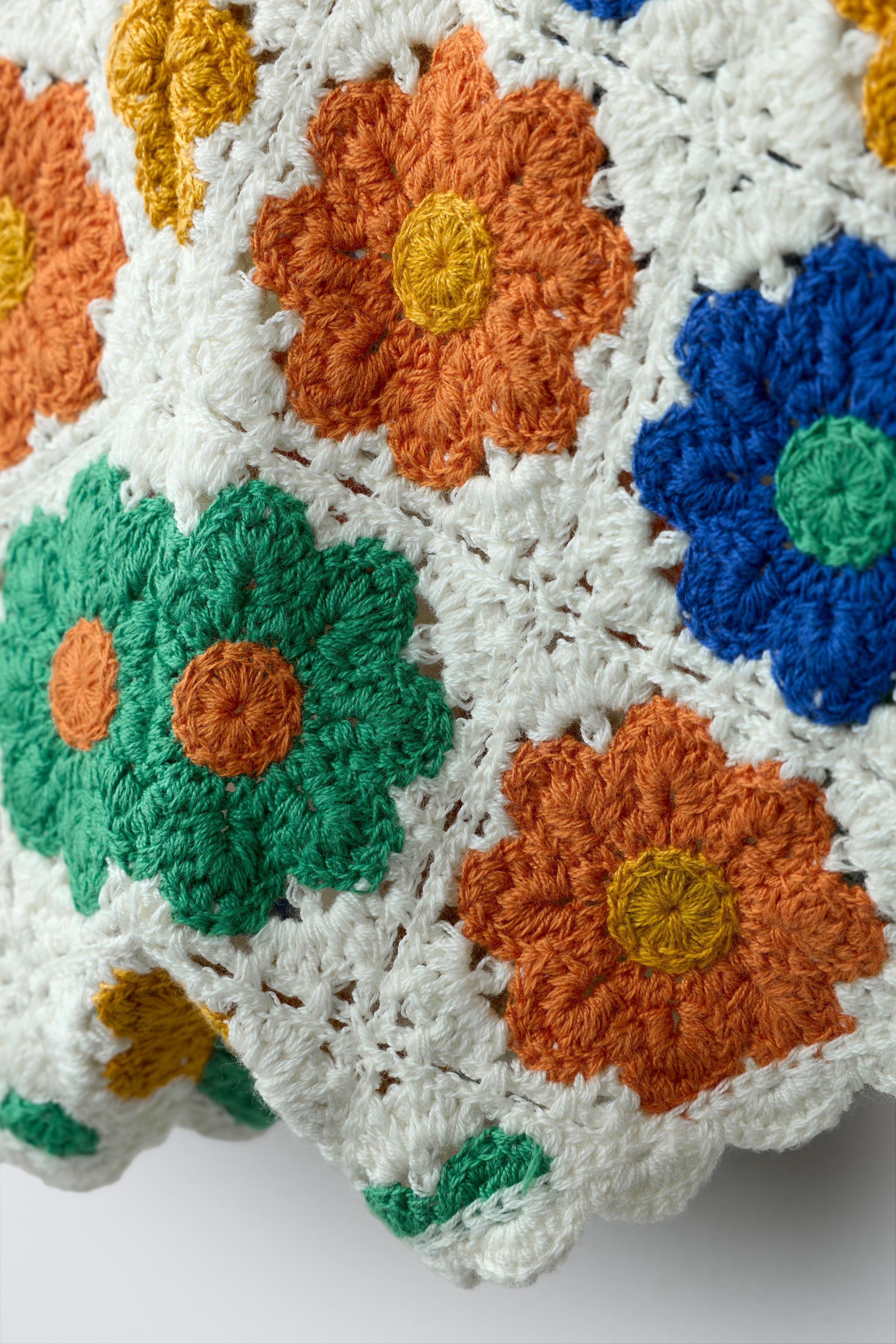 KNIT CROCHET FLORAL SHORTS