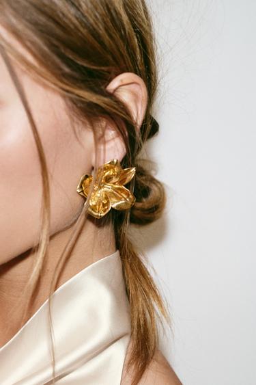 BOUCLES D'OREILLES FLEUR EN RELIEF - Doré de Zara - Image 2