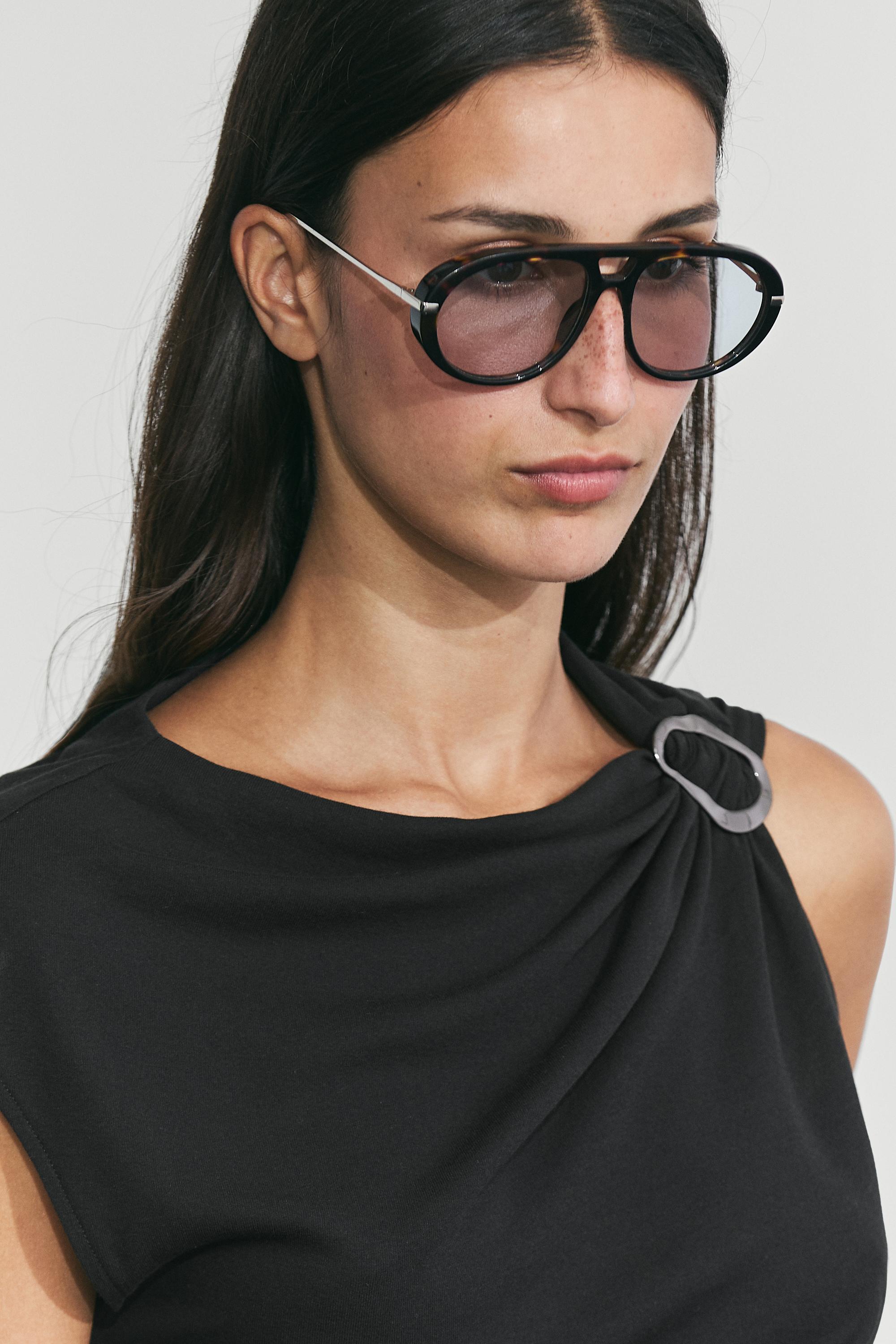 Asymmetric metal detail top