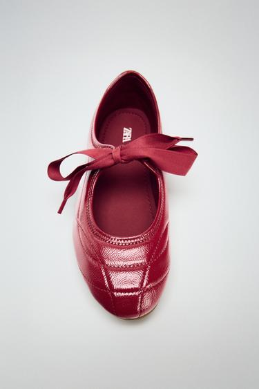 リボン付きスポーツバレエシューズレッドZaraのリボン付きスポーツバレエシューズ - レッド