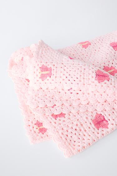 COUVERTURE EN MAILLE AU CROCHET PAPILLONS - Rose de Zara - Image 1