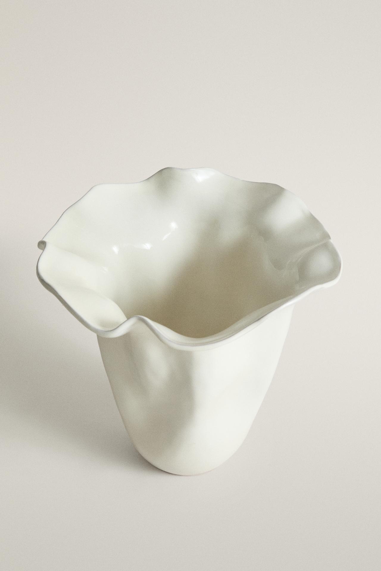 SHINY WAVY EARTHENWARE VASE — white