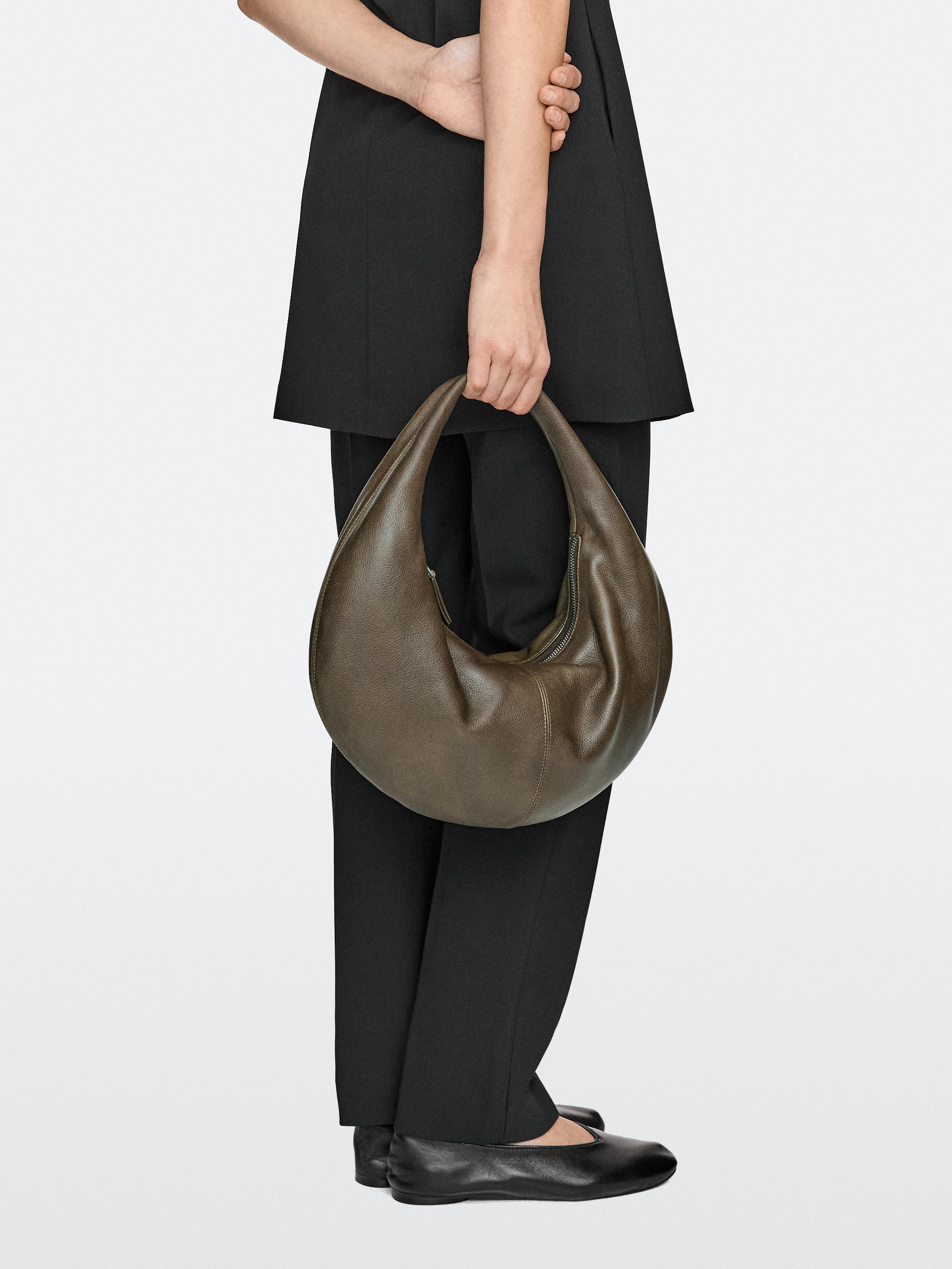 Sac demi-lune moyen en cuir nappa