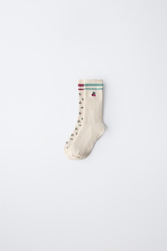PACK DOS CALCETINES LARGOS FLORES BANDAS - Crudo de Zara - Imagen 0