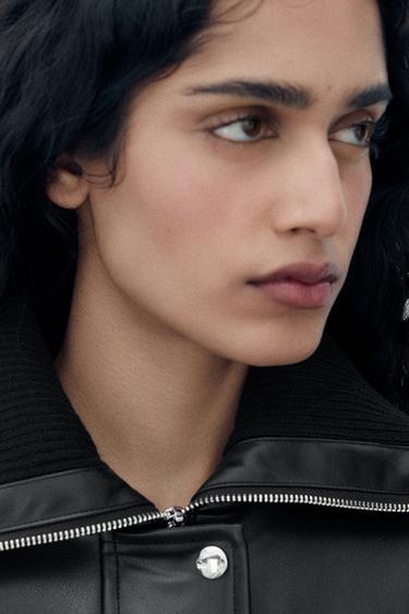 CAZADORA EFECTO PIEL BOLSILLOS - Negro de Zara