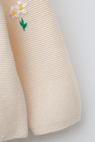 PULL EN MAILLE À MAILLES LINKS ET FLEURS BRODÉES - Vanille de Zara - Image 2