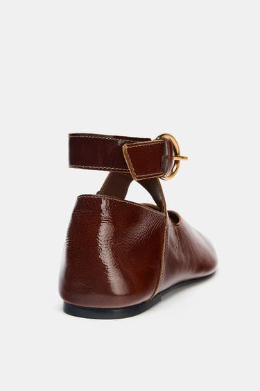 BALLERINES EN CUIR EFFET VERNI - Marron de Zara - Image 6