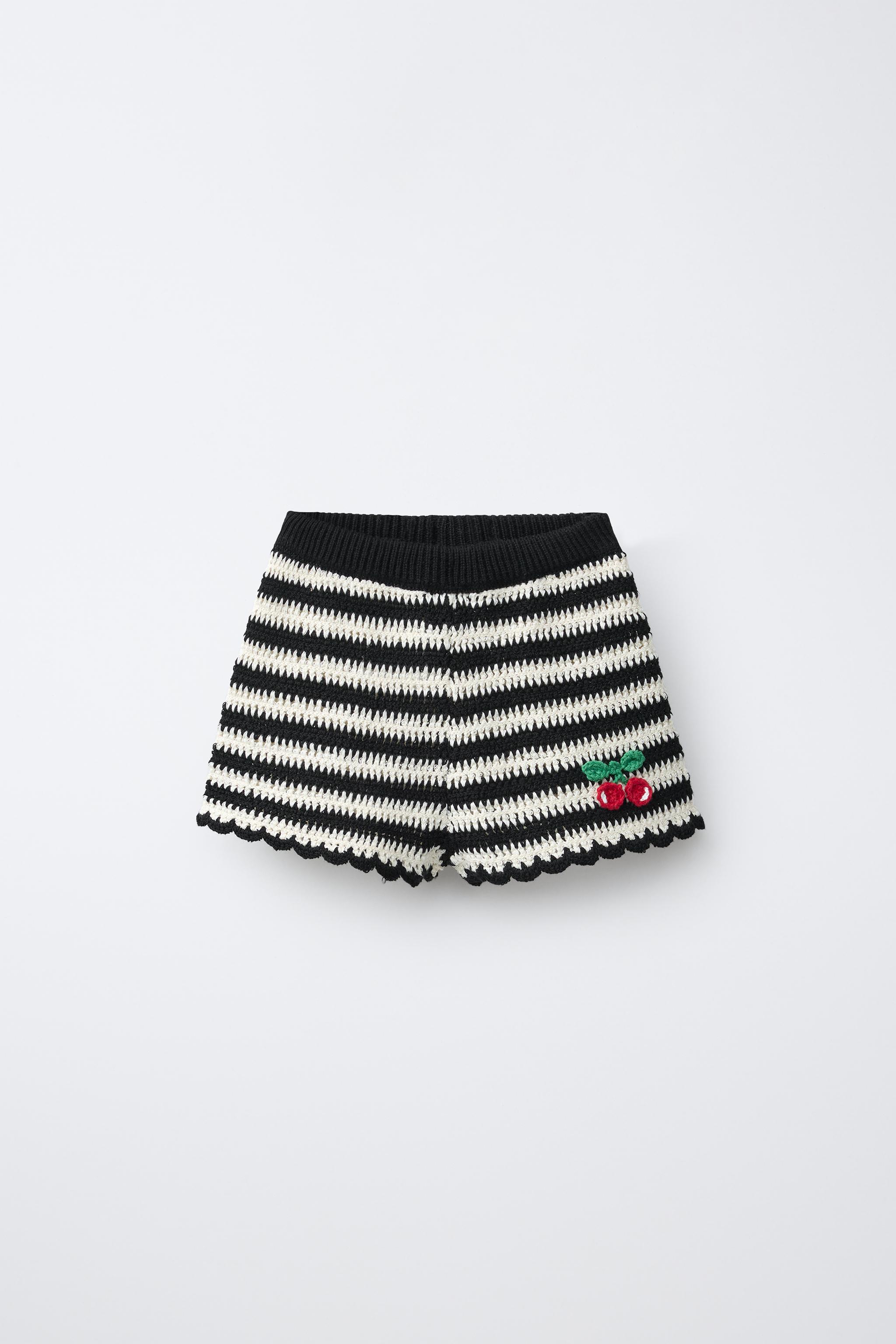 SHORT EN CROCHET À RAYURES ET BRODERIE CERISES