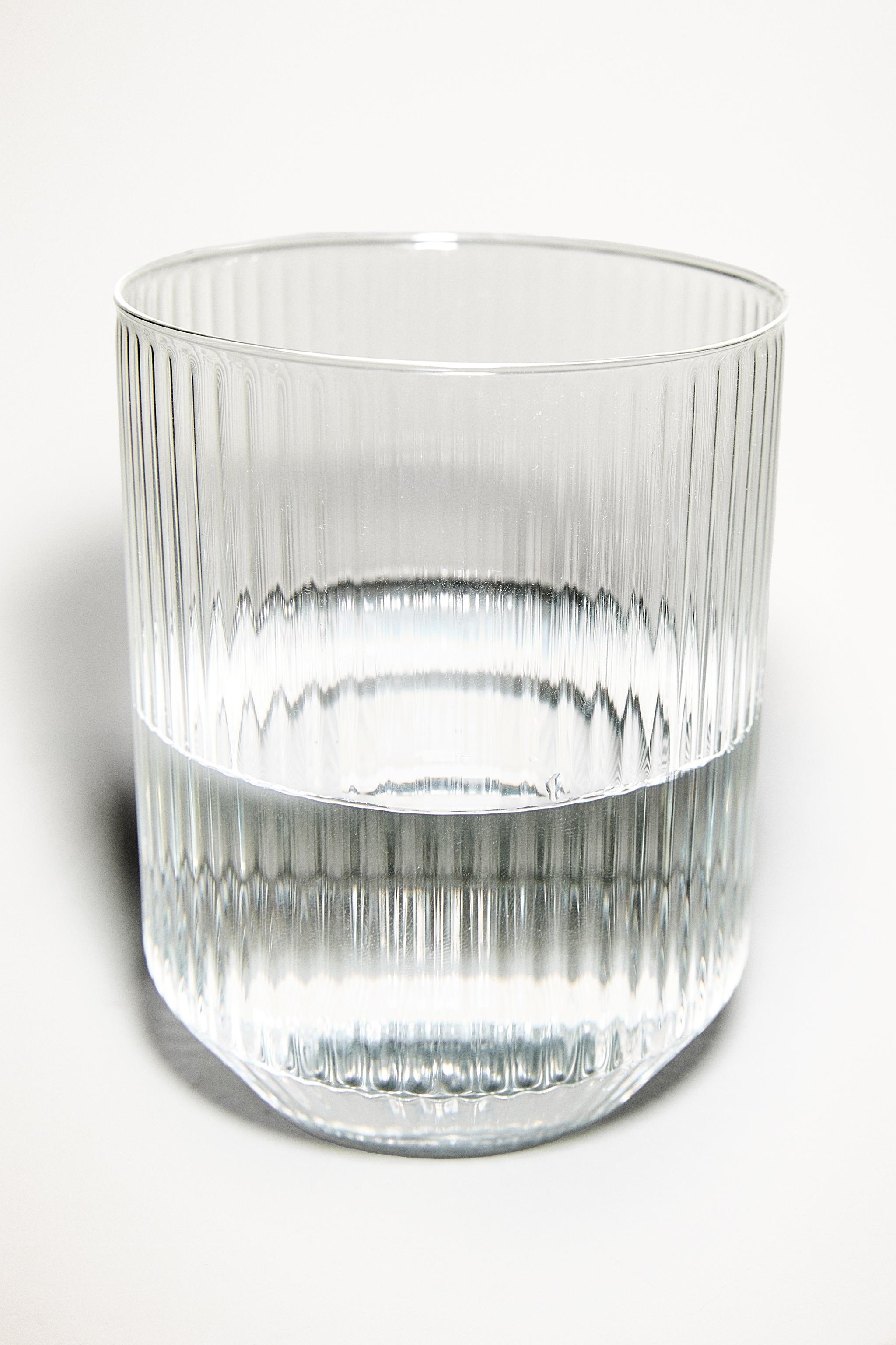 BOROSILICATE GLASS TUMBLER WITH RAISED LINES