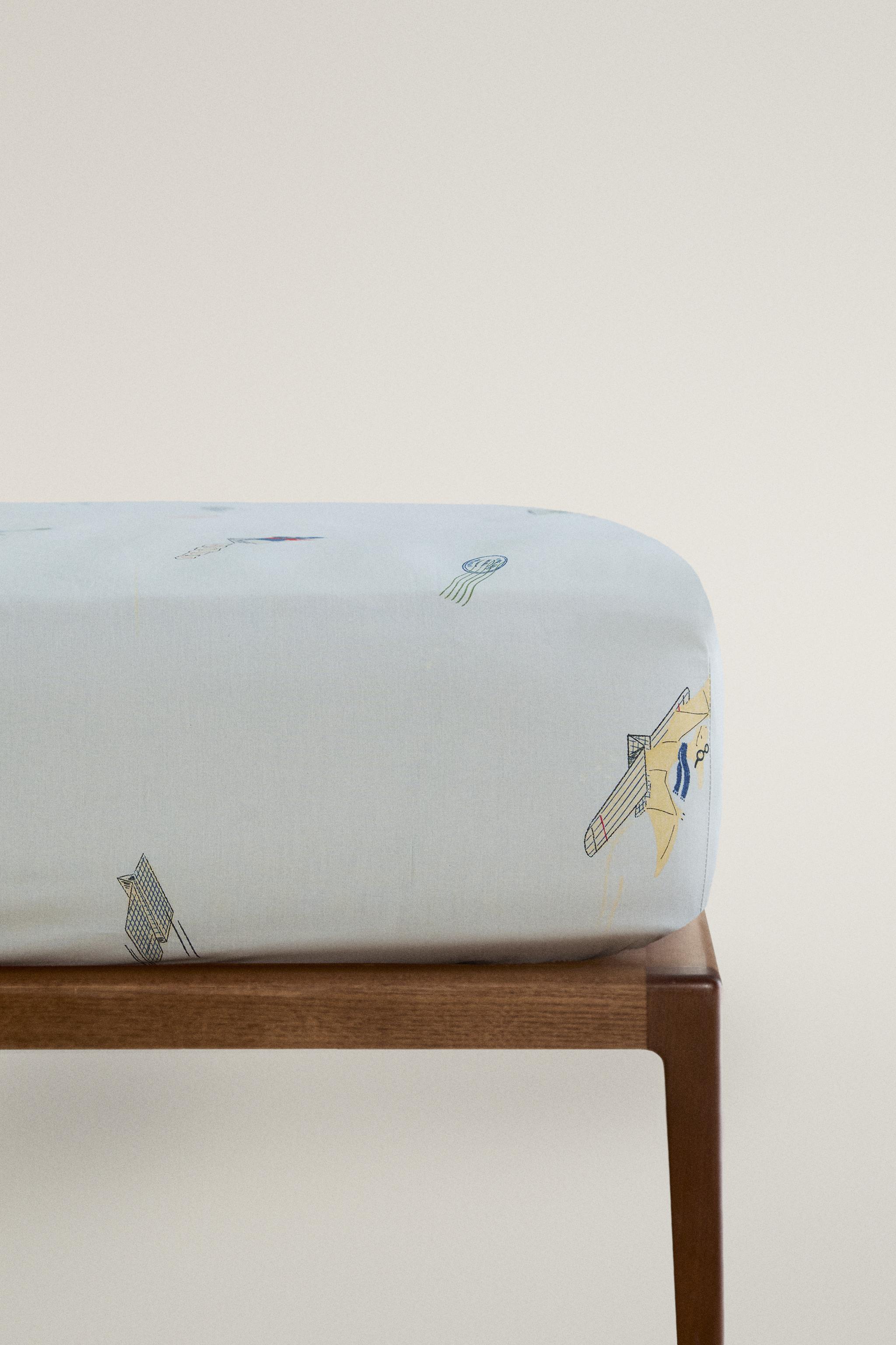 KIDS’ DINOSAUR FITTED SHEET — Light blue