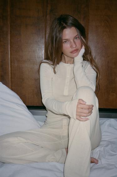 T-SHIRT AVEC BOUTONS EN COTON - Écru de Zara