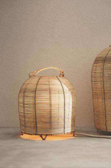 RATTAN TABLE LAMP - بيج فاتح الخاص بـ Zara