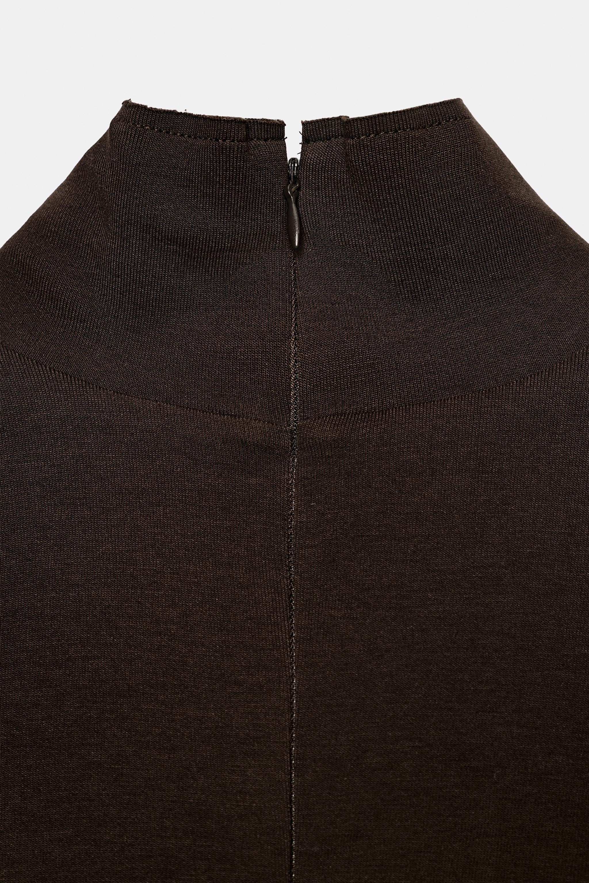 ROBE MI-LONGUE À COL MONTANT