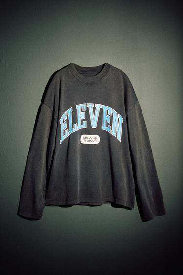 CAMISETA EFECTO LAVADO ELEVEN STRANGER THINGS © NETFLIX - Gris antracita de Zara