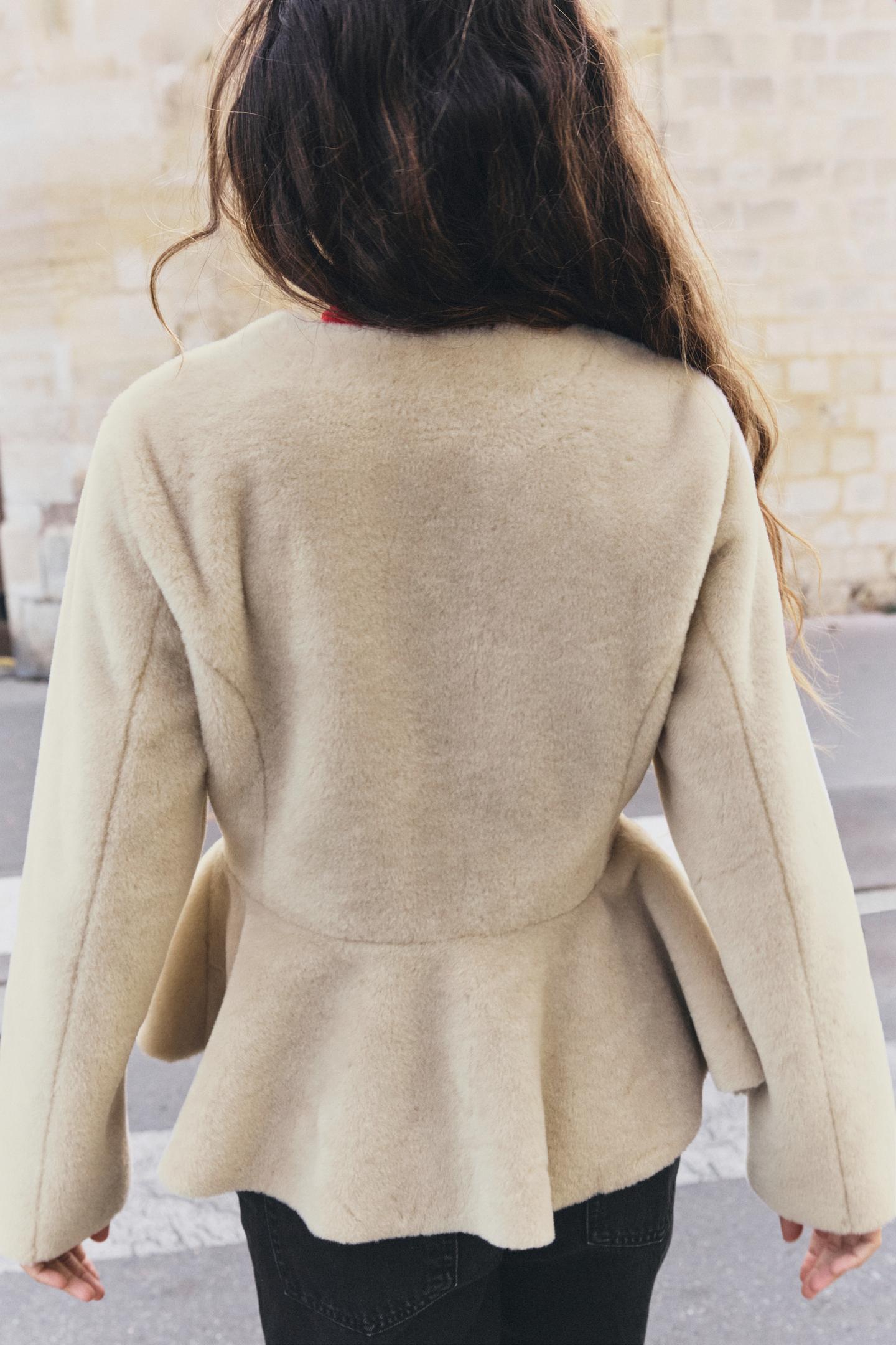 Женская куртка Zara Faux Fur Peplum, цвет: Экрю — фото 3