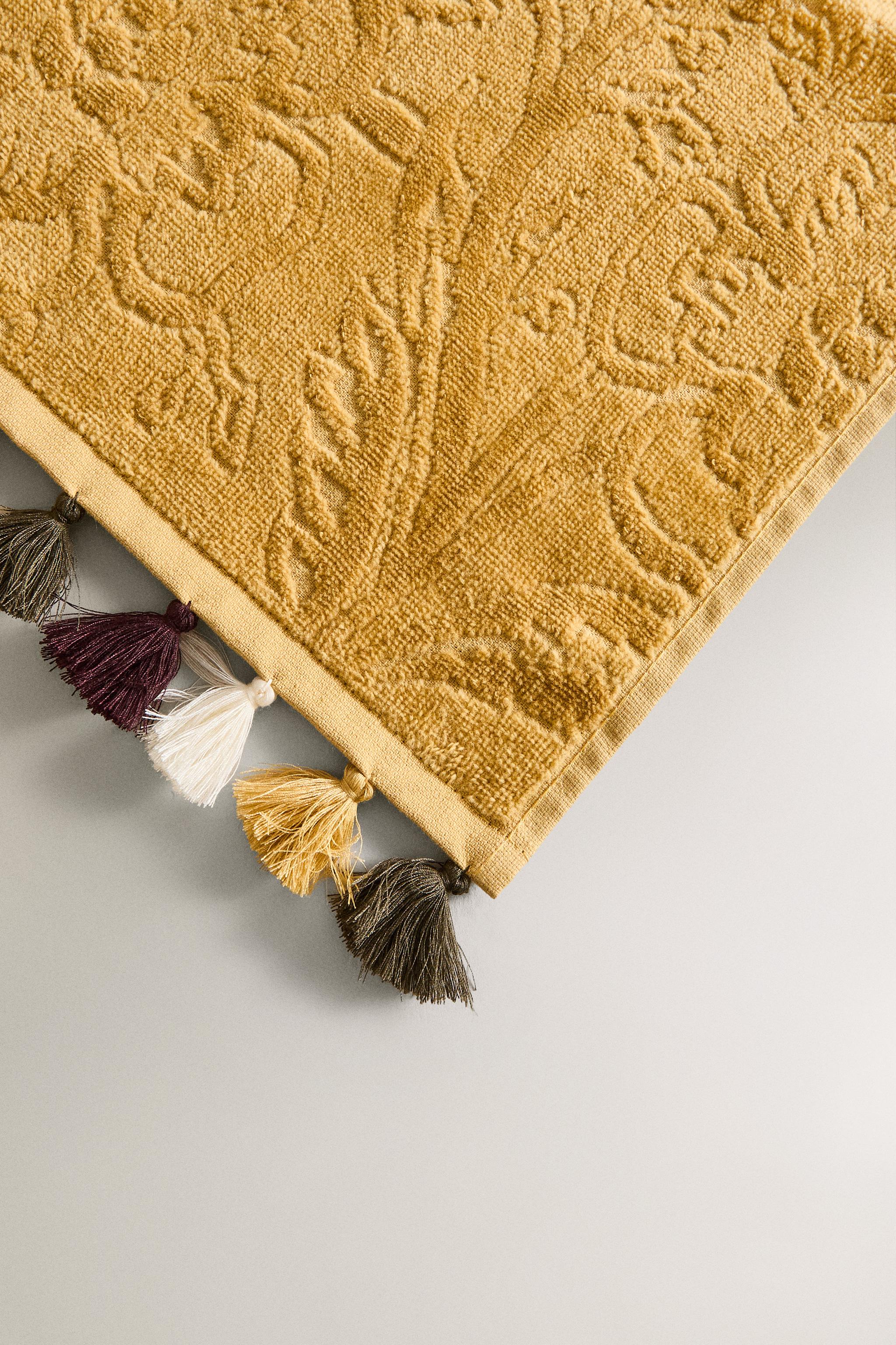 JACQUARD POMPOM BATH TOWEL