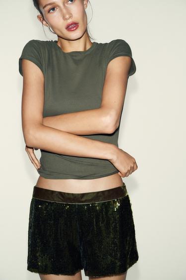 CAMISETA ENTALLADA MANGA CORTA - Khaki de Zara