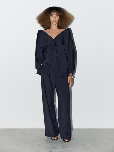 Blusa cuello pico volumen - STUDIO - Marino de Zara - Imagen 0