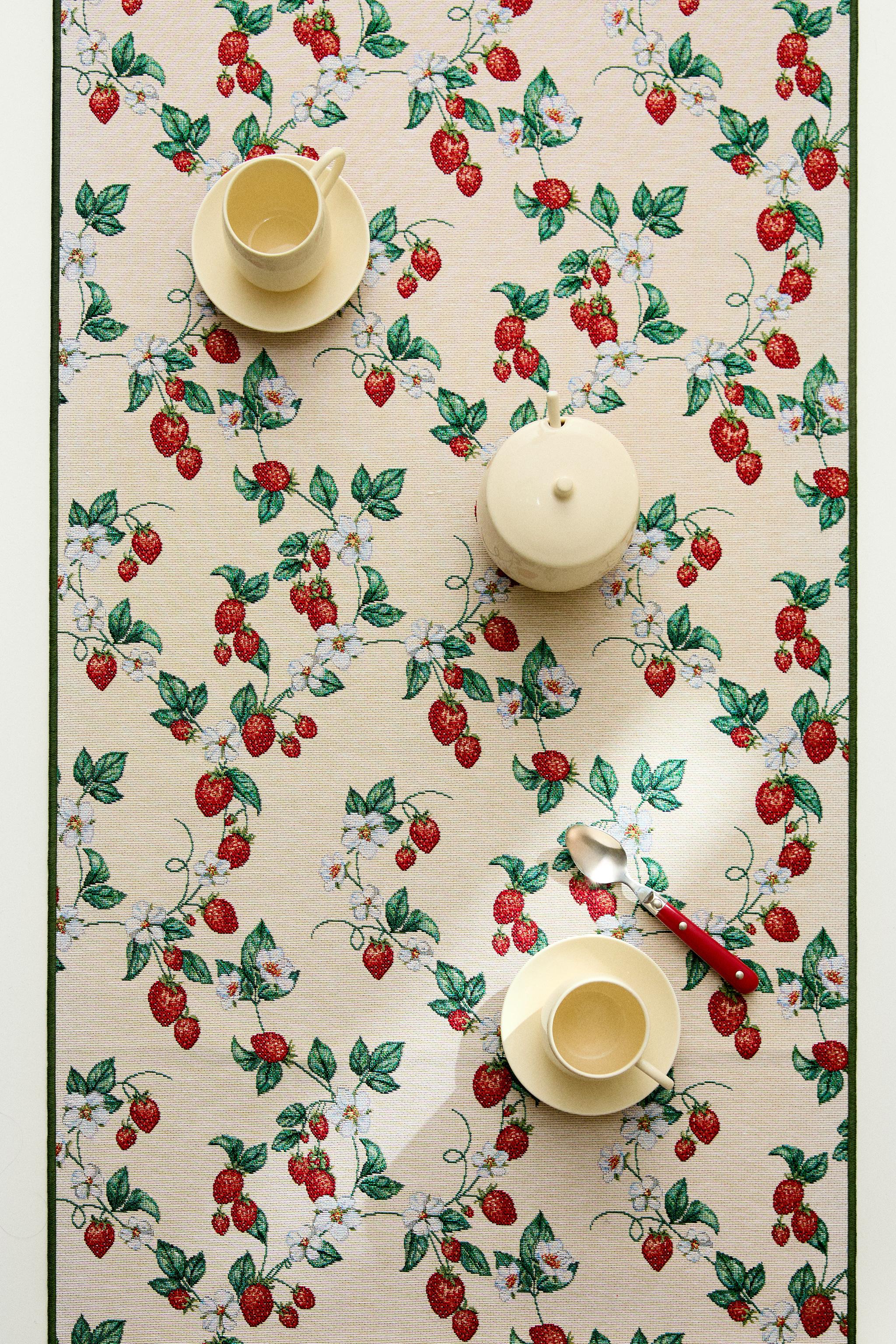 JACQUARD STRAWBERRY TABLE RUNNER — Green