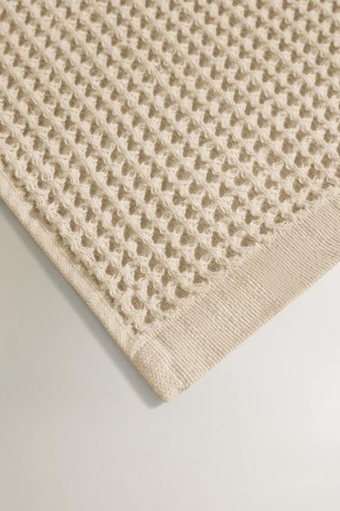 WAFFLE-KNIT COTTON BATH TOWEL - Light beige by Zara - Image 2