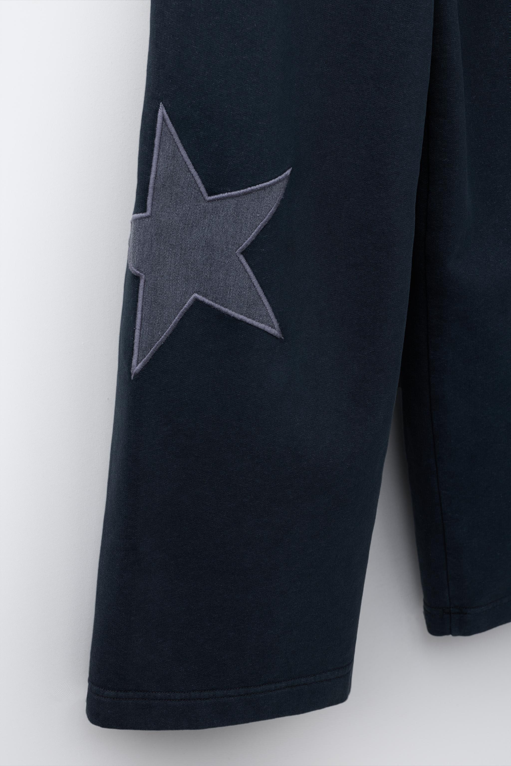 PANTALON EN MOLLETON EFFET DÉLAVÉ À JAMBES LARGES ÉTOILES