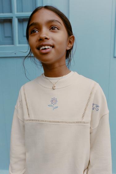 ТОЛСТОВКА С ВЫШИВКОЙ — ЭКРЮ от Zara