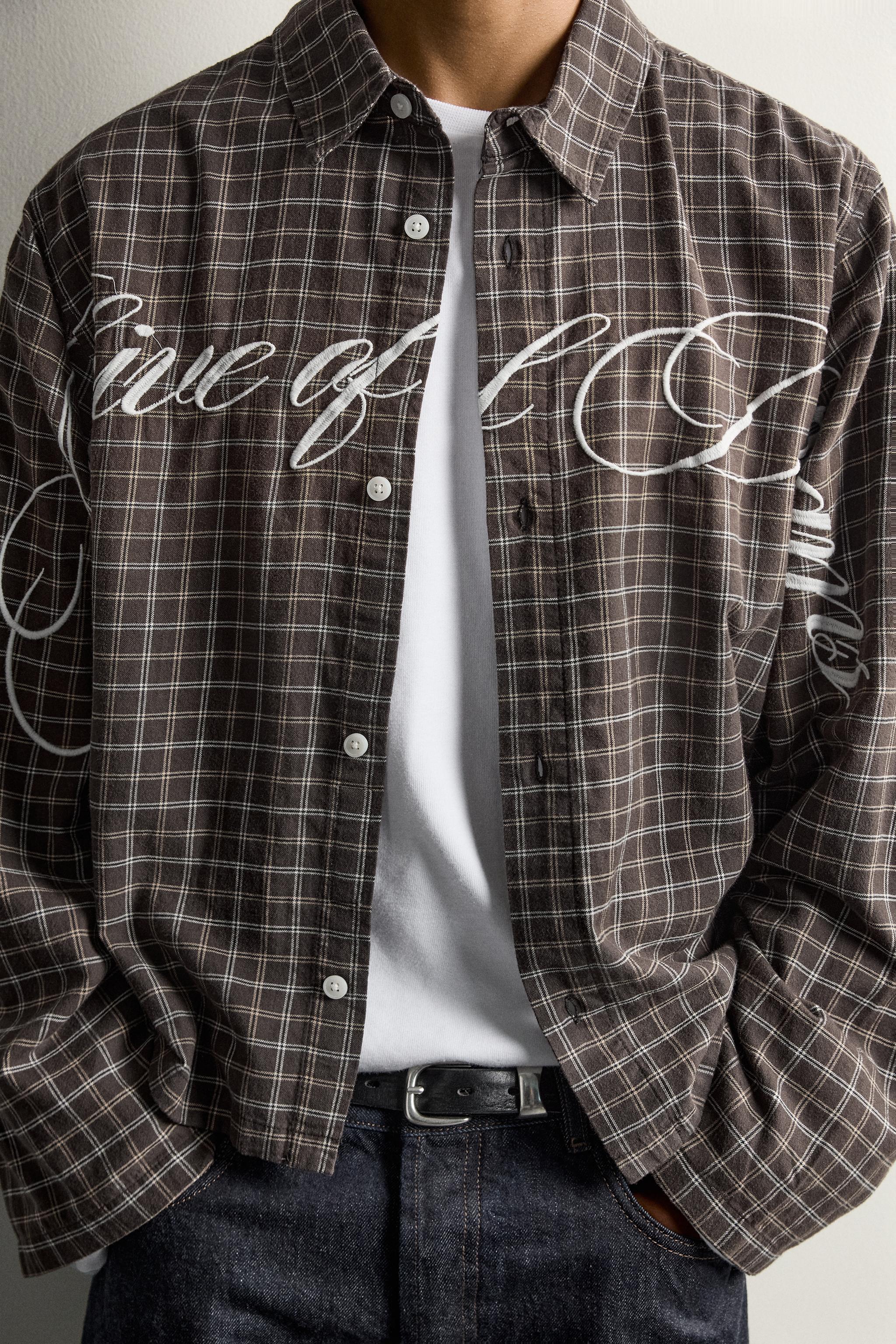 CHEMISE BOXY FIT INSCRIPTION BRODÉE