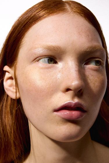 هايلايتر سائل - TEMPTING GLOW - VANILLA GLAZE الخاص بـ Zara
