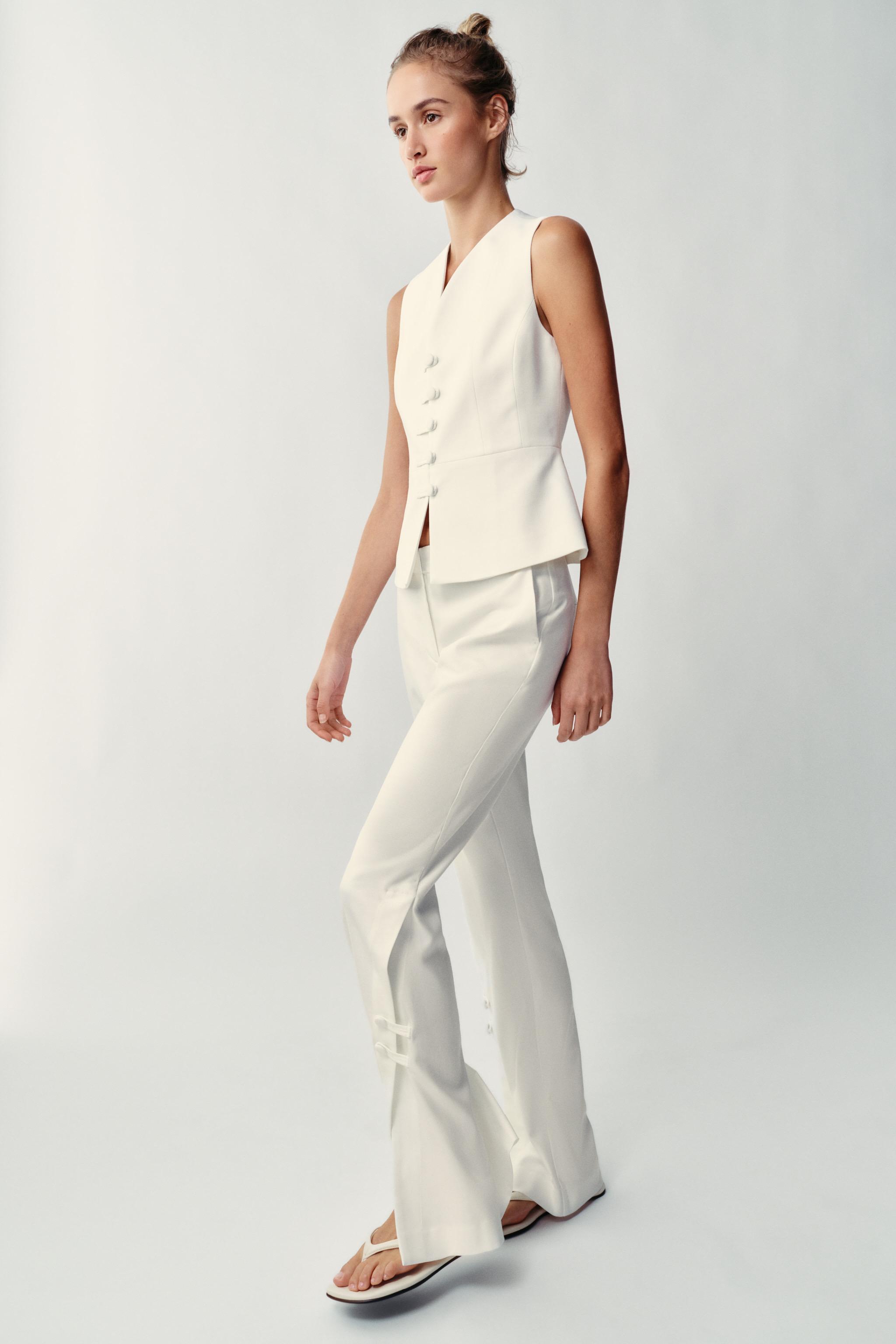 PANTALON À OUVERTURES SUR LE BAS