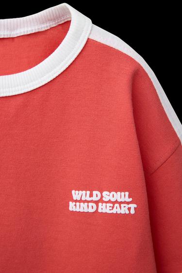 T-SHIRT MIT RELIEF-SCHRIFTZUG - Rot / Weiß von Zara
