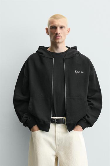 SUDADERA CROPPED FIT CAPUCHA TEXTOS ESTAMPADOS - Negro de Zara