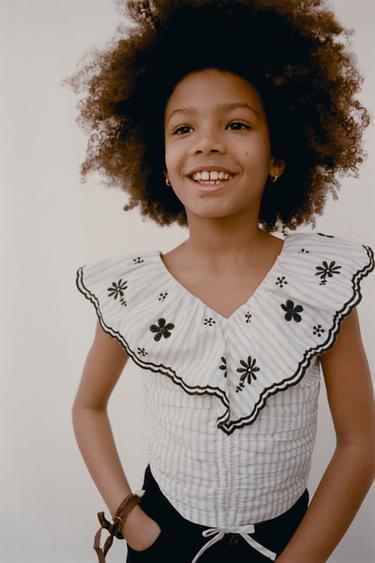 ТОП В ПОЛОСКУ С ВЫШИВКОЙ — Черный / Цвет небеленого полотна от Zara