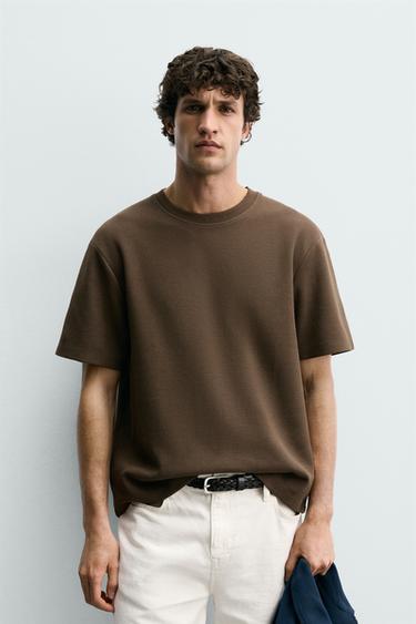 CAMISETA RELAXED FIT ESTRUCTURA - Marrón de Zara