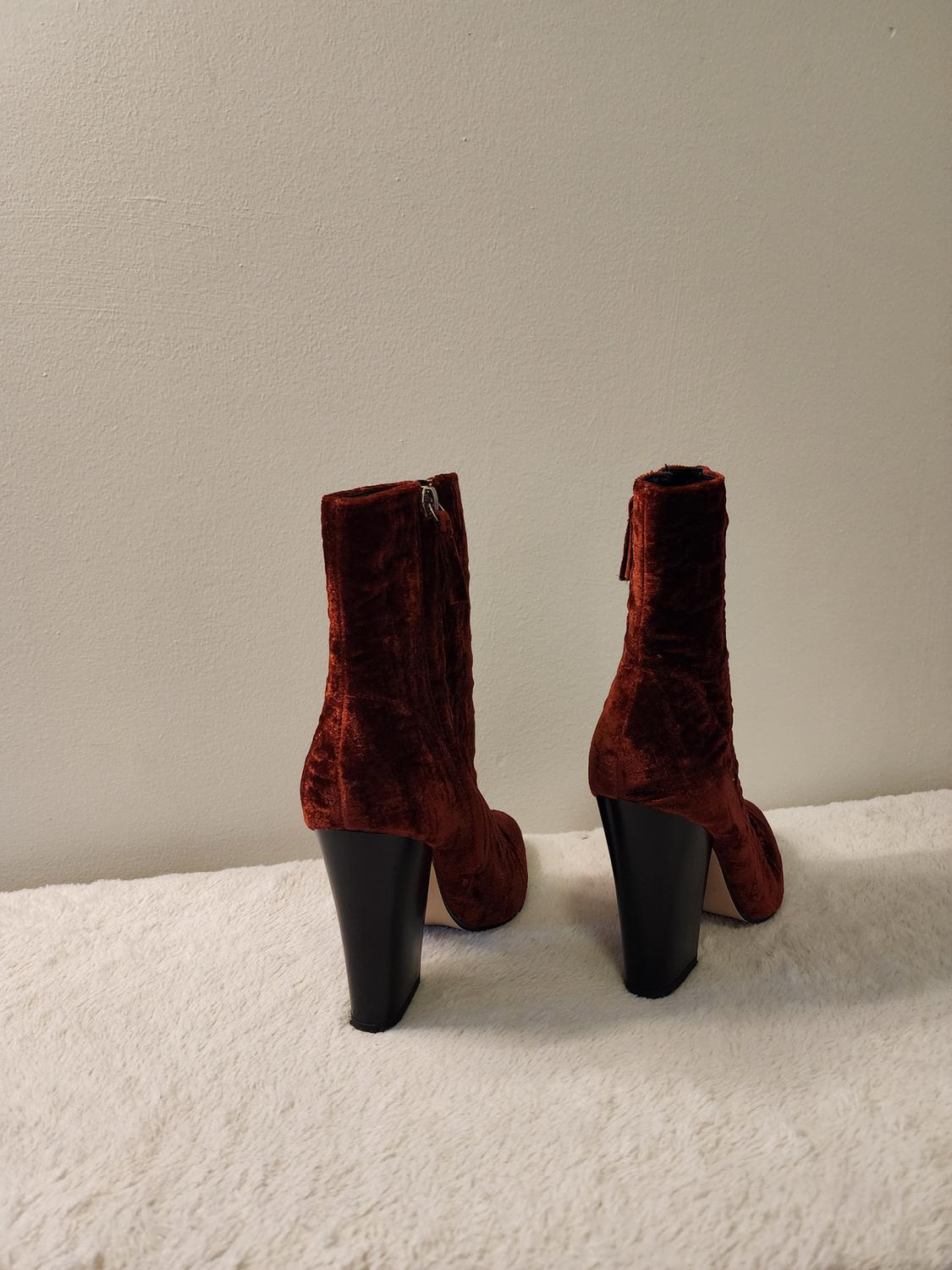 RED CRUSHED VELVET BLOGGER FAVORITE POINTED TOE HEELED ANKLE BOOTIES - Image 5