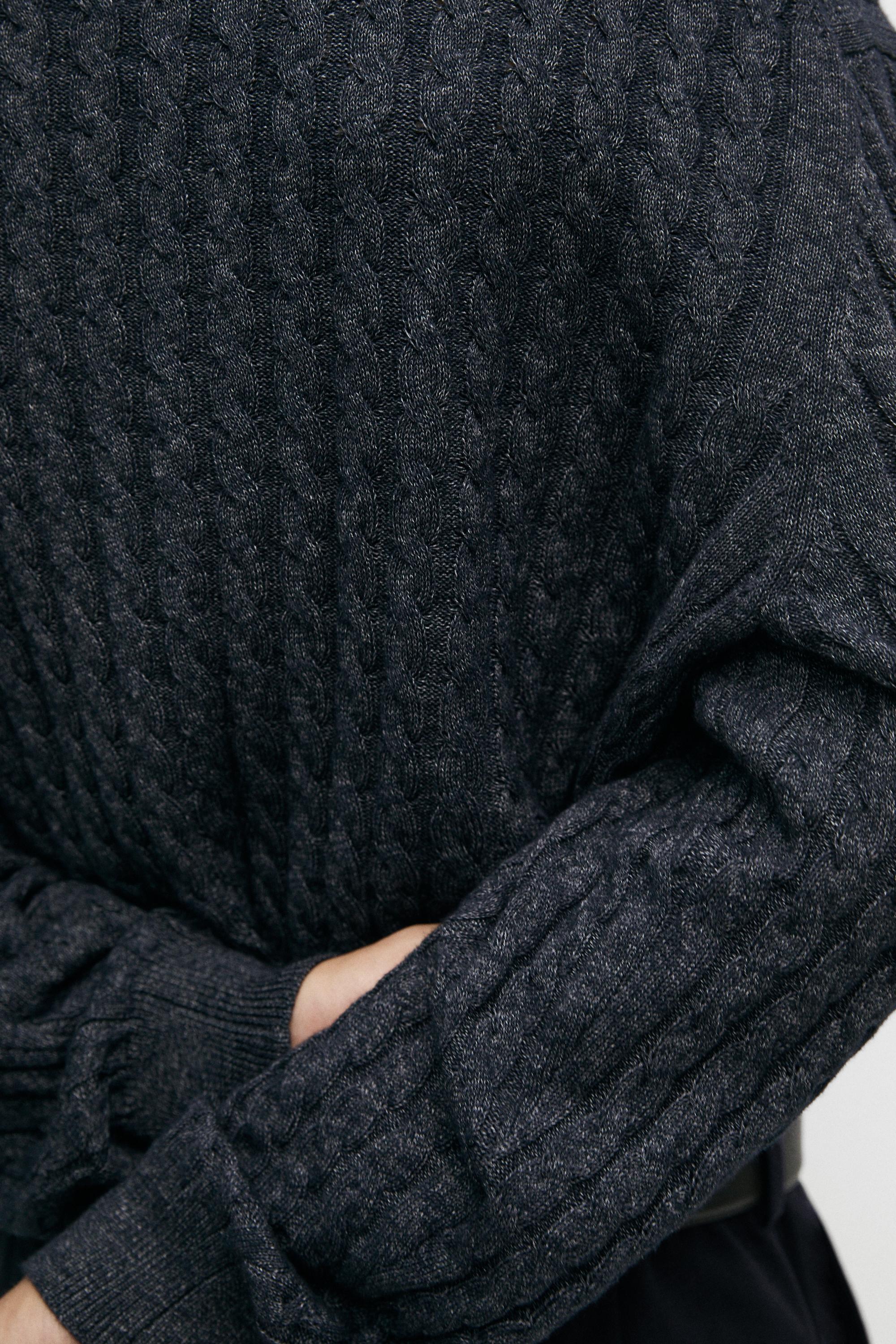 Cable knit round neck sweater