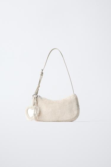 SAC BANDOULIÈRE EFFET FOURRURE AVEC BRELOQUE - Blanc écru de Zara