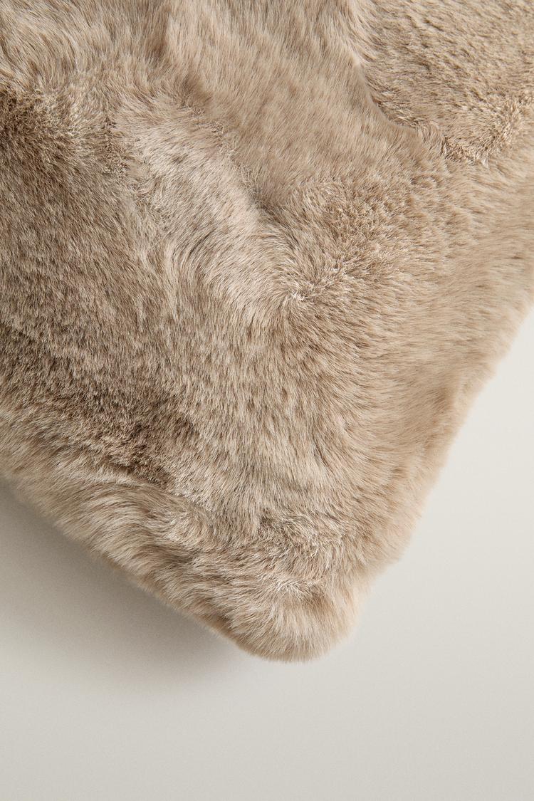SHORT FAUX FUR THROW PILLOW COVER — Light beige