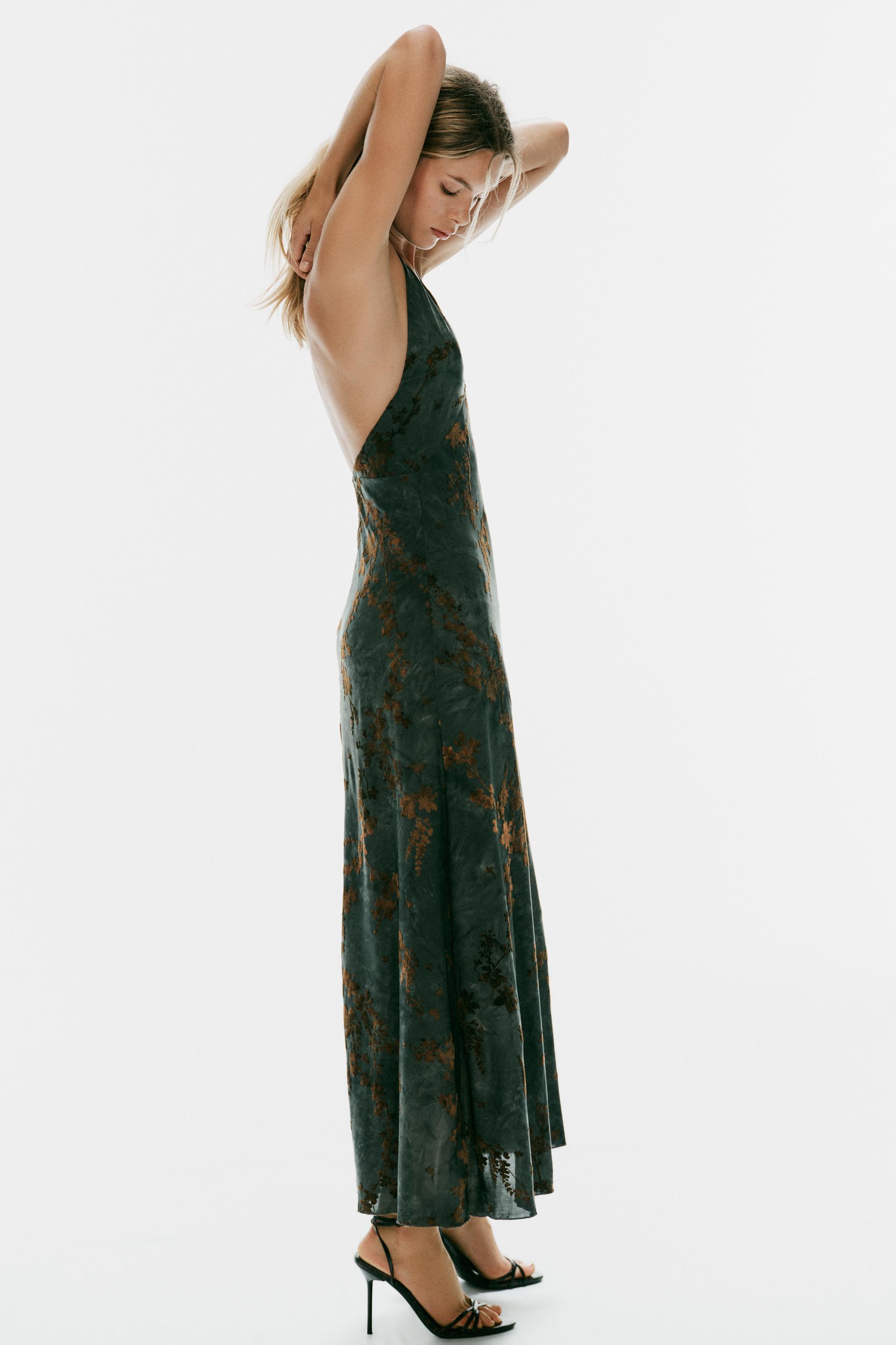 ROBE LONGUE HALTER FLOQUÉE