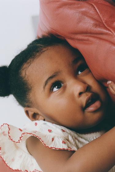 تيشيرت بنسيج الفراولة - أبيض مكسور by Zara