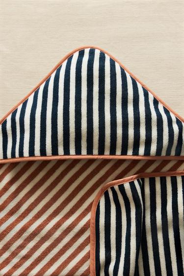 REVERSIBLE STRIPED HOODED BABY TOWEL - Sand / Blue by Zara