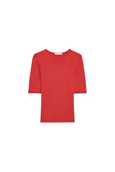 Front view of a fitted red t-shirt, round neck, three-quarter sleeves, regular length.