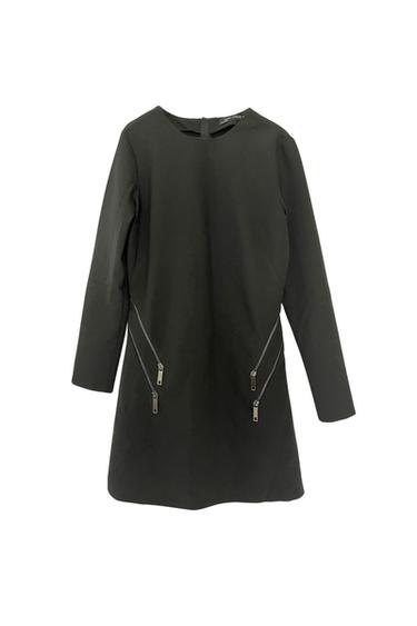 ROBE NOIRE AVEC FERMETURES ÉCLAIR SUR LES CÔTÉS.