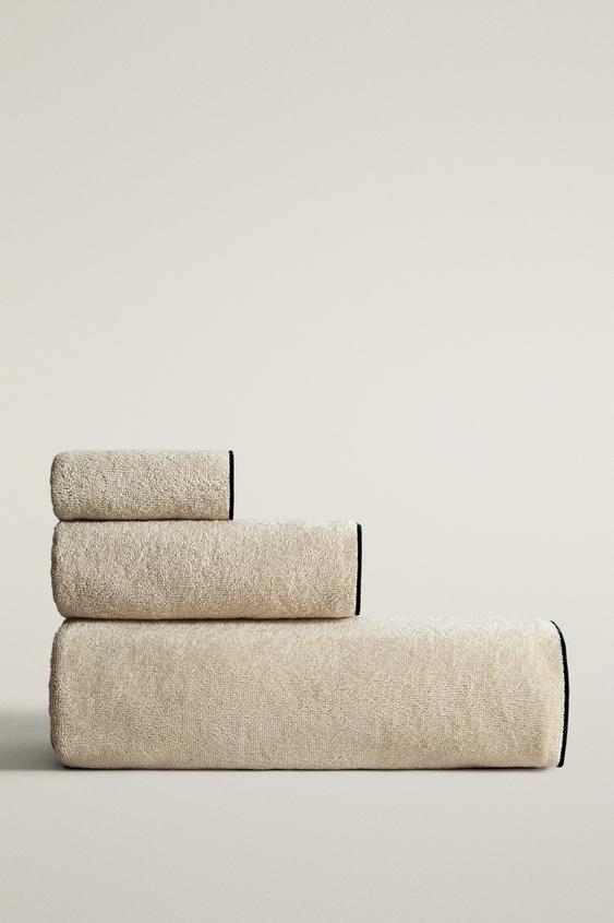 TOALHA DE BANHO DE ALGODÃO COM OVERLOCK - Areia / Preto da Zara - Imagem 0