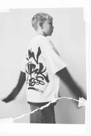 טי שירט עם טקסטורת גרפיטי - בז' של Zara