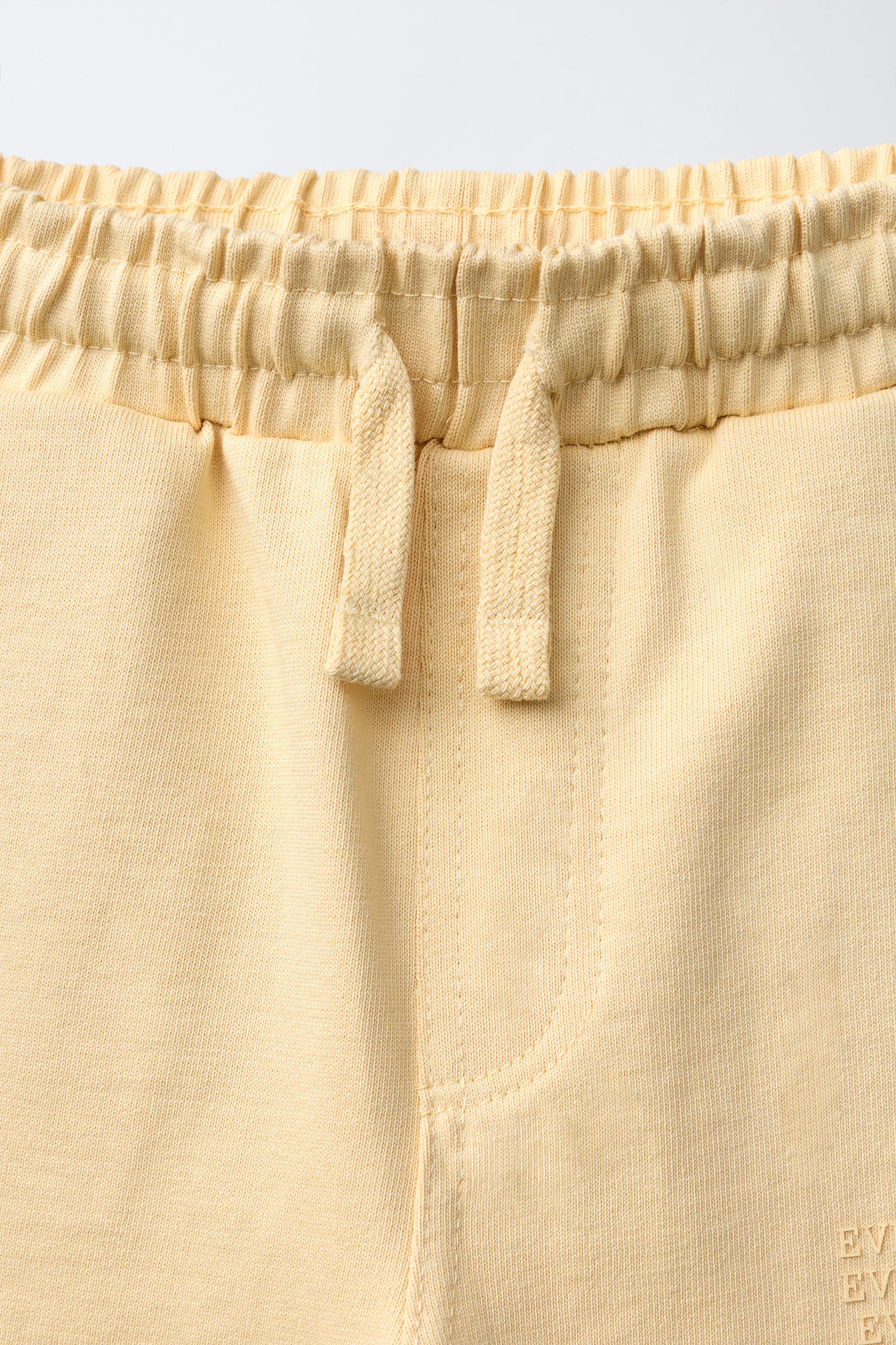 RAISED TEXT T-SHIRT AND BERMUDA JOGGING SET