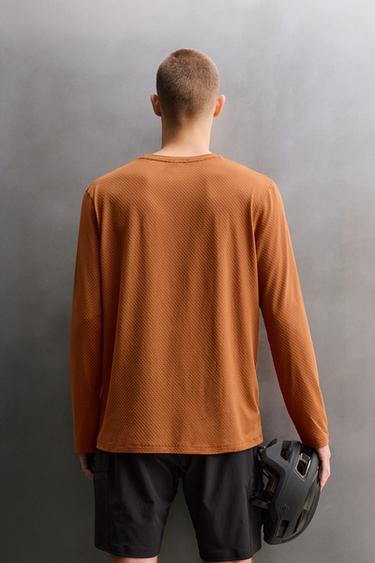 TEXTURED LONG SLEEVE GRAVEL TECHNICAL T-SHIRT - Ochre by Zara - Image 2