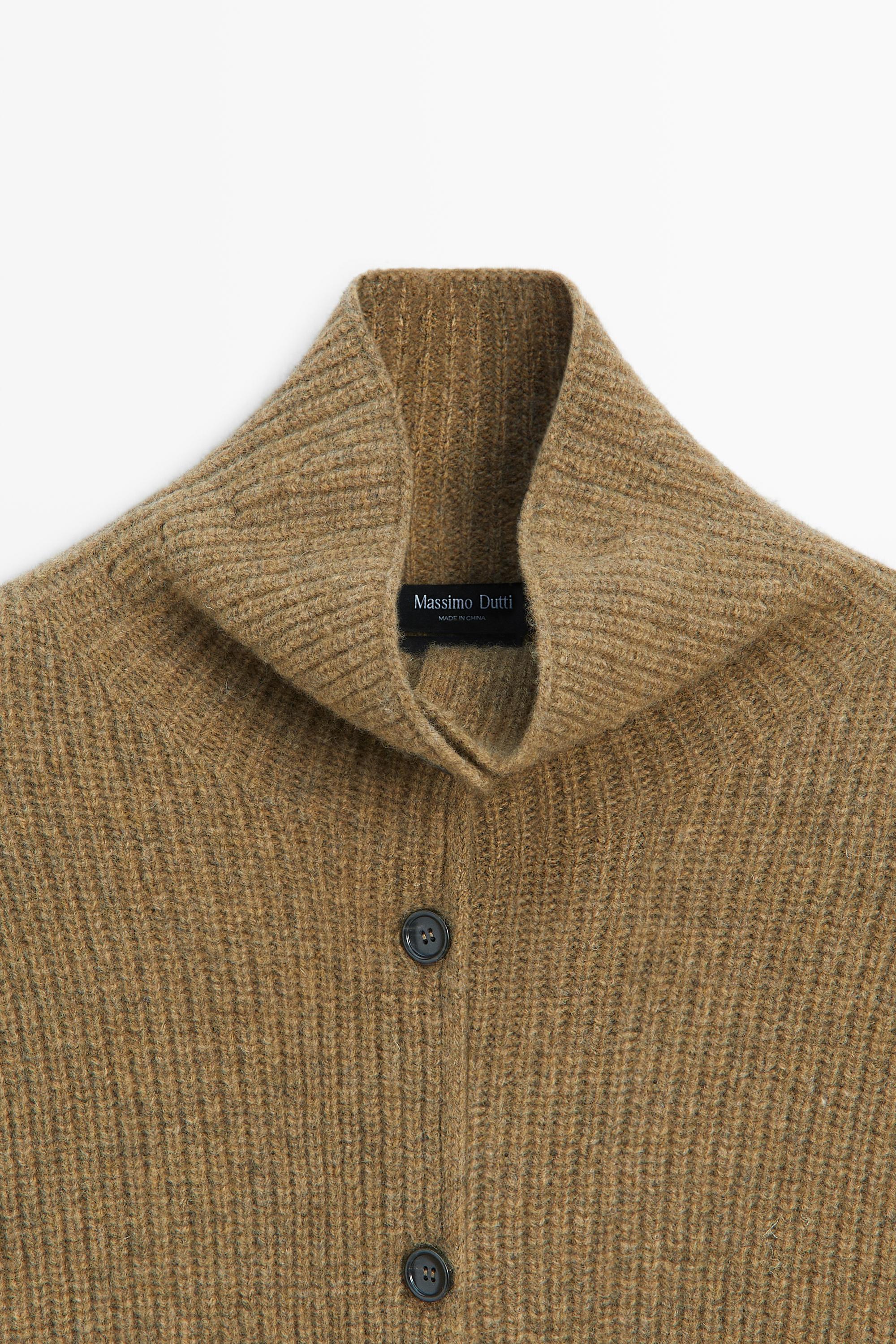 Cardigan en maille à côtes perlées 100 % laine, col cheminée, détail daim
