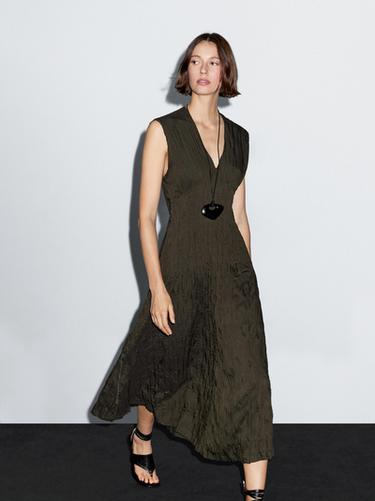 Vestido largo plisado efecto arrugado - Verde pato de Zara